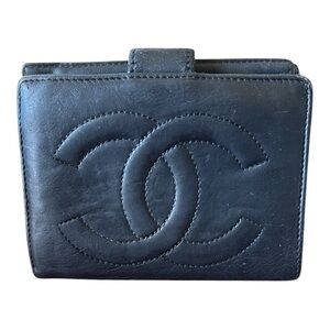 Vintage CHANEL bi-fold compact wallet in black leather with kisslock coin pocket